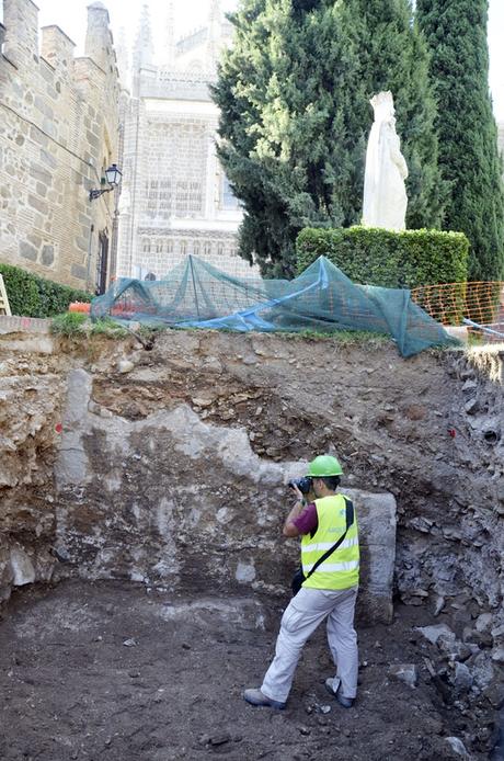Un grupo de arqueólogos halló la puerta a la muralla de la Judería de Toledo Un tesoro escondido a manera de muralla a los pies de Isabel 'La Católica'. /