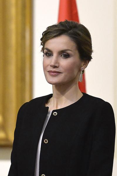 Dña. Letizia repite su vestido más minifaldero en Sevilla