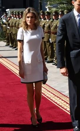 Dña. Letizia repite su vestido más minifaldero en Sevilla