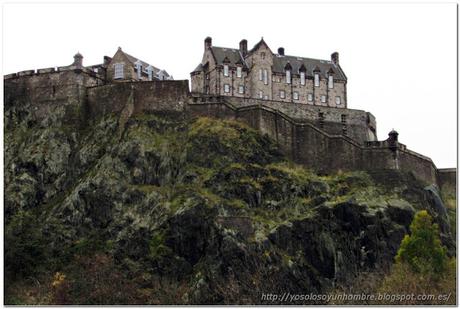 Castillo de Edimburgo desde el parque Castillo de Edimburgo desde el parque