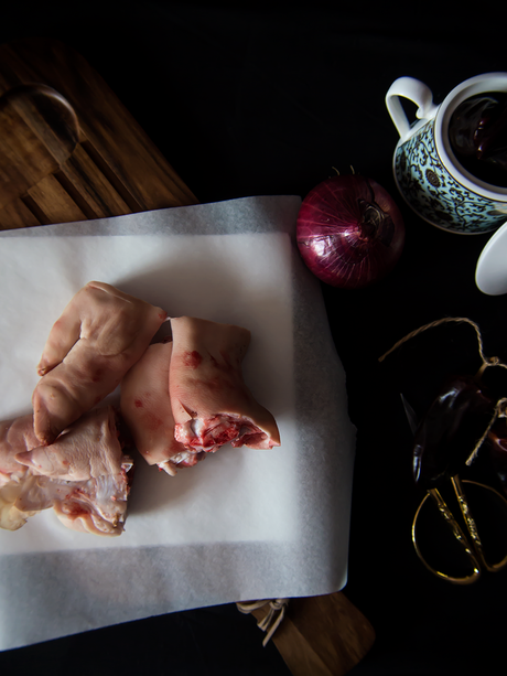 Manitas de cerdo en salsa con setas Manitas de cerdo en salsa con setas