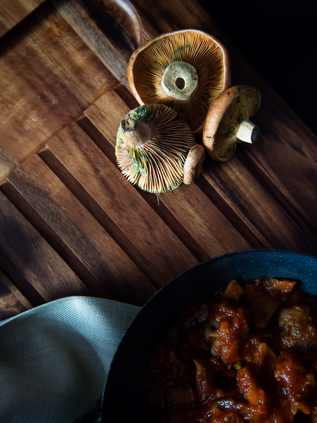 Manitas de cerdo en salsa con setas Manitas de cerdo en salsa con setas