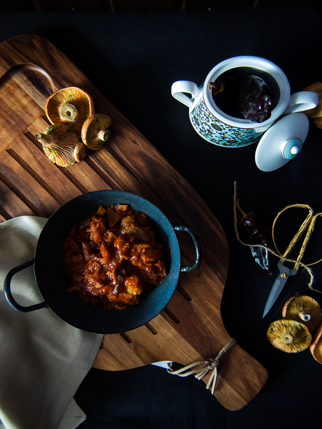 Manitas de cerdo en salsa con setas Manitas de cerdo en salsa con setas