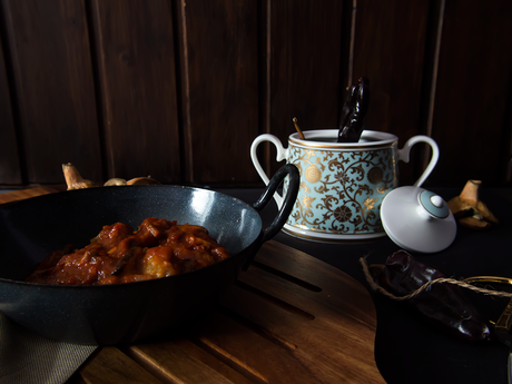 Manitas de cerdo en salsa con setas Manitas de cerdo en salsa con setas