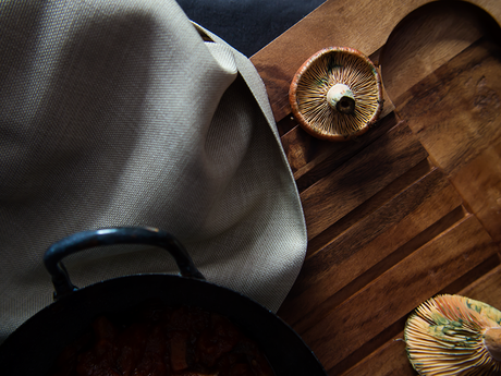 Manitas de cerdo en salsa con setas Manitas de cerdo en salsa con setas