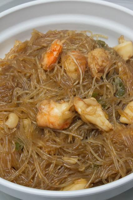 Fideos chinos con gambones y calamares en salsa de ostras Fideos chinos con gambones y calamares en salsa de ostras