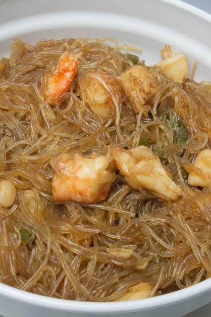 Fideos chinos con gambones y calamares en salsa de ostras Fideos chinos con gambones y calamares en salsa de ostras