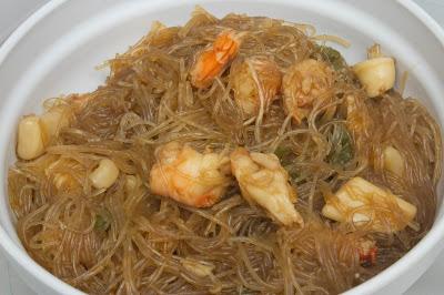 Fideos chinos con gambones y calamares en salsa de ostras Fideos chinos con gambones y calamares en salsa de ostras