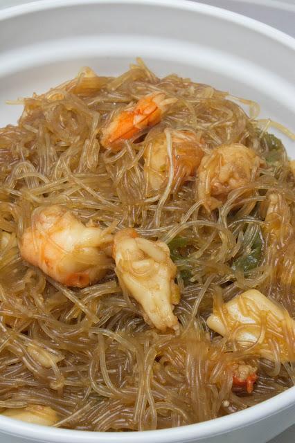 Fideos chinos con gambones y calamares en salsa de ostras Fideos chinos con gambones y calamares en salsa de ostras