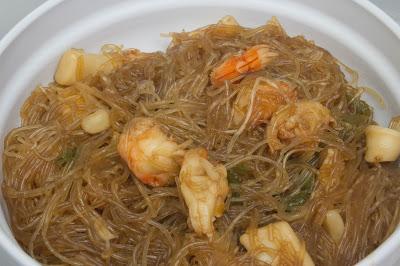 Fideos chinos con gambones y calamares en salsa de ostras Fideos chinos con gambones y calamares en salsa de ostras