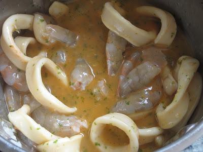 Calamares en salsa de langostinos