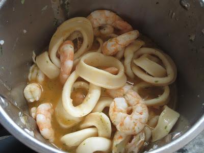 Calamares en salsa de langostinos