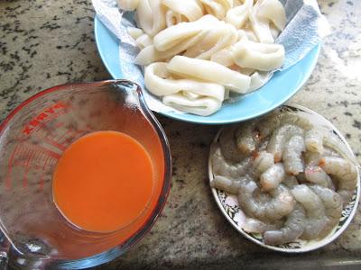 Calamares en salsa de langostinos