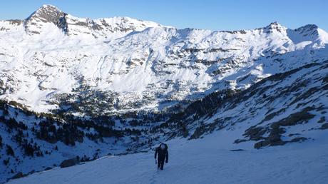 Maladeta Invernal una de las grandes montañas del pirineo ( 3308mt)