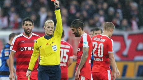 Jugador alemán pita un partido de fútbol femenino como castigo a un comentario machista