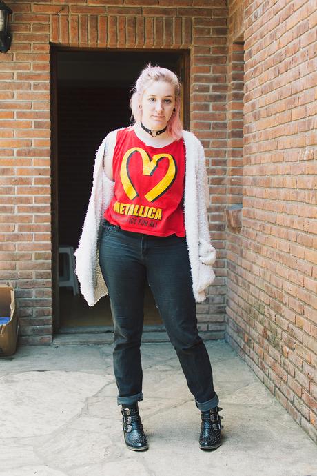 Spring Capsule Wardrobe: el fin. outfit-para-primavera-ideas-para-vestirse-musculosa-pupera-metallica-mcdonalds-dinosaurioba