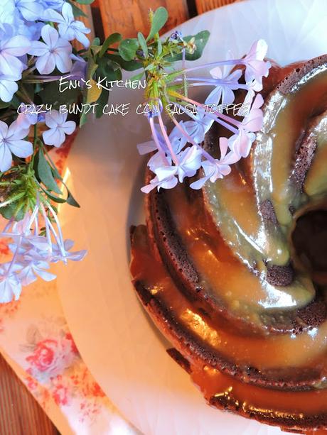 Crazy Bundt Cake con crema de chocolate Irlandesa y salsa toffee, ideas para Navidad