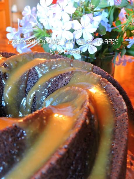 Crazy Bundt Cake con crema de chocolate Irlandesa y salsa toffee, ideas para Navidad