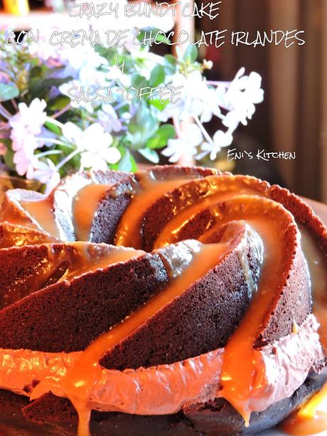 Crazy Bundt Cake con crema de chocolate Irlandesa y salsa toffee, ideas para Navidad