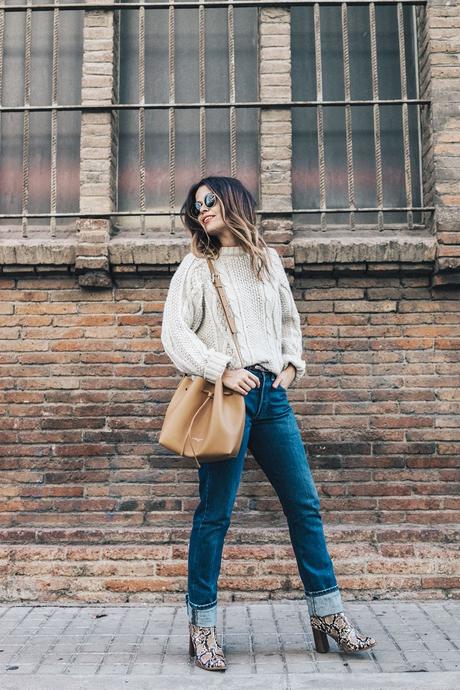Weekly Uniform Levis_Vintage-White_Knit-Snake_Effect_Booties-Lancaster_Paris-Bucket_Bag-Outfit-Street_Style-10