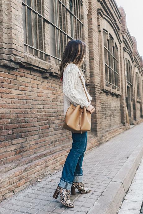 Weekly Uniform Levis_Vintage-White_Knit-Snake_Effect_Booties-Lancaster_Paris-Bucket_Bag-Outfit-Street_Style-9