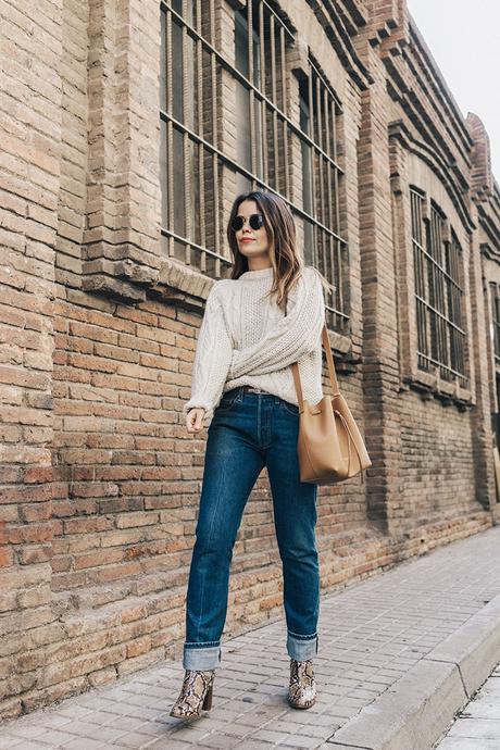 Weekly Uniform Levis_Vintage-White_Knit-Snake_Effect_Booties-Lancaster_Paris-Bucket_Bag-Outfit-Street_Style-