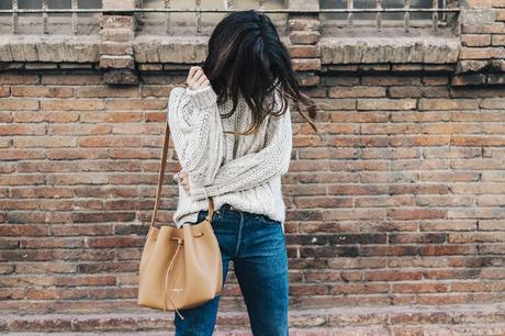 Weekly Uniform Levis_Vintage-White_Knit-Snake_Effect_Booties-Lancaster_Paris-Bucket_Bag-Outfit-Street_Style-28