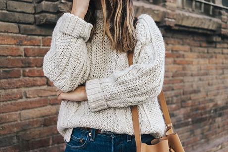 Weekly Uniform Levis_Vintage-White_Knit-Snake_Effect_Booties-Lancaster_Paris-Bucket_Bag-Outfit-Street_Style-7