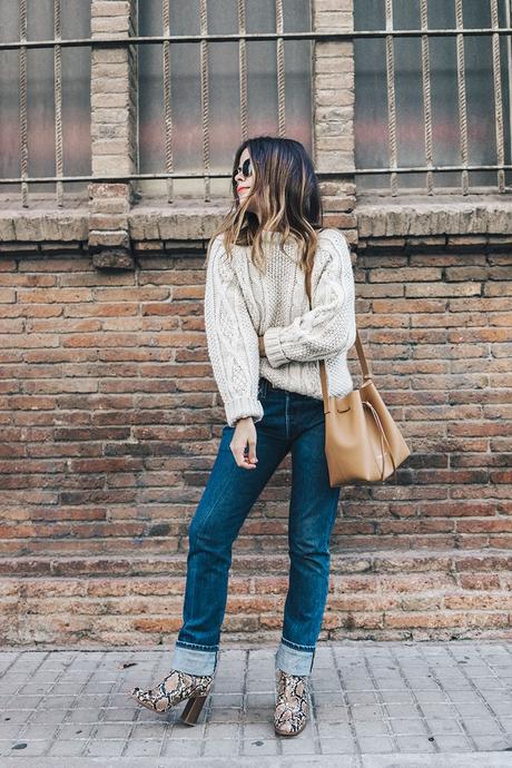 Weekly Uniform Levis_Vintage-White_Knit-Snake_Effect_Booties-Lancaster_Paris-Bucket_Bag-Outfit-Street_Style-25
