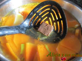 CREMA DE CALABAZA CON LONCHITAS DE IBÉRICO CREMA DE CALABAZA CON LONCHITAS DE IBÉRICO