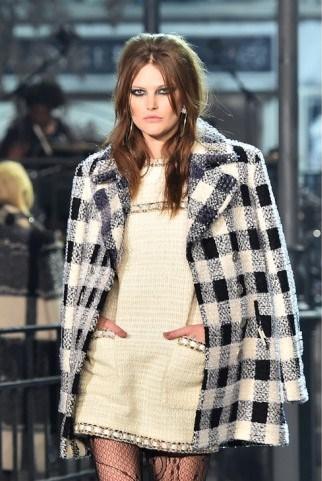 “Paris en Roma”: el desfile de Chanel Métiers d’art llega a Cinecitta… Paris en Roma el desfile de Chanel Métiers d'art llega a Cinecitta (6)