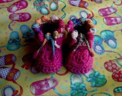 ZAPATOS, GORRO Y CHAQUETA DE BEBE