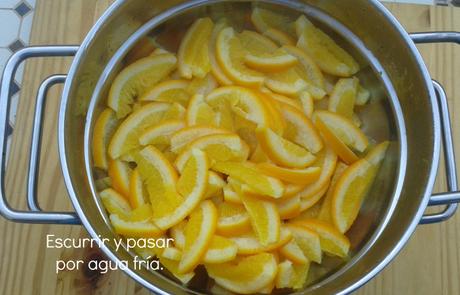 Manera de confitar naranjas y limones. escurrir