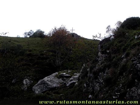 Circular Coañana Saleras: Llegando a la collada con una cruz Circular Coañana Saleras: Llegando a la collada con una cruz