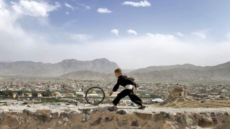Francis Alÿs, Children's Game #7 - Hoop and Stick (Bamiyan, Afghanistan), 2010, video, 5'22''. Foto: Ajmal Maiwandi