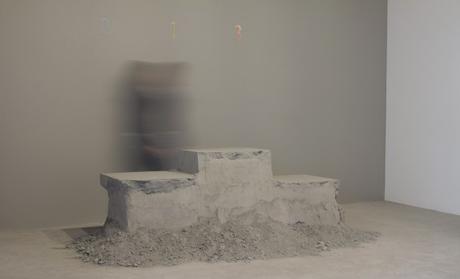Lais Myrrha, Pódio para ninguém (Podio para nadie), 2010, 210 x 80 x 70 cm, 1.500 kg de cemento prensado, tinta látex y metal. Colección y cortesía de la artista. Foto: Flávio Lamenha