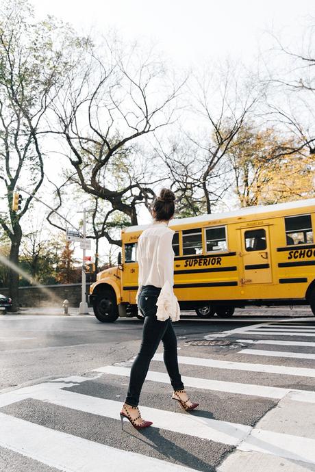 Maxi Coat Guggeheim-Grey_Long_Coat-Ruffled_Shirt-Guess_Jeans-Valentino_Shoes-Chanel_Vintage_Bag-Outfit-Look_Of_The_Day-NY-8