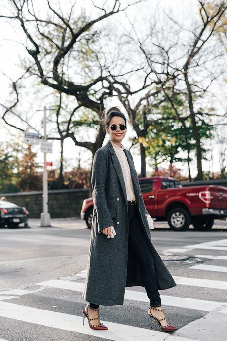 Guggeheim-Grey_Long_Coat-Ruffled_Shirt-Guess_Jeans-Valentino_Shoes-Chanel_Vintage_Bag-Outfit-Look_Of_The_Day-NY-20