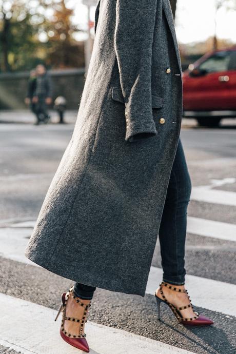 Guggeheim-Grey_Long_Coat-Ruffled_Shirt-Guess_Jeans-Valentino_Shoes-Chanel_Vintage_Bag-Outfit-Look_Of_The_Day-NY-27