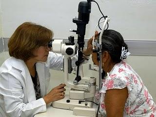 Después de los 40, una revisión anual a los ojos para detectar enfermedades: IMSS