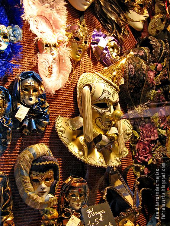 Conjunto de máscaras a la venta en un escaparate de Annecy, Francia
