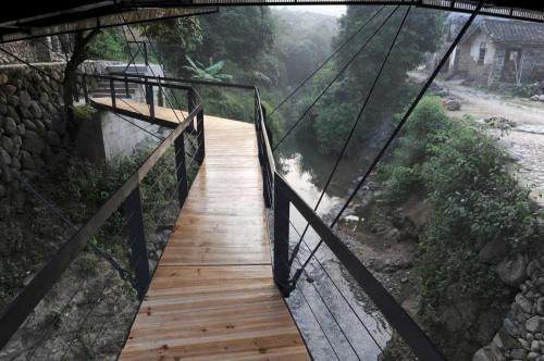 Bridge over the river. Puente escuela | Bridge School