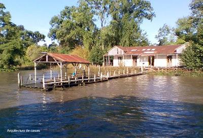 Casas de verano sobre pilotes en el agua Casas de verano sobre pilotes en el agua