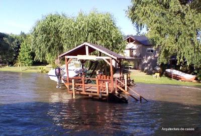 Casas de verano sobre pilotes en el agua Casas de verano sobre pilotes en el agua