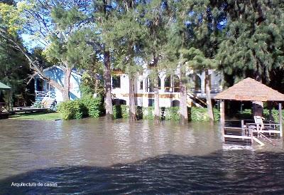 Casas de verano sobre pilotes en el agua Casas de verano sobre pilotes en el agua