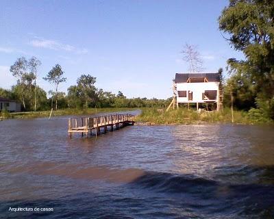Casas de verano sobre pilotes en el agua Casas de verano sobre pilotes en el agua