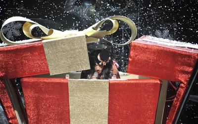 Una divertida Katy Perry se vistió de muñeco de nieve y salió de un paquete de regalo, en Los Angeles Una divertida Katy Perry se vistió de muñeco de nieve y salió de un paquete de regalo, en Los Angeles