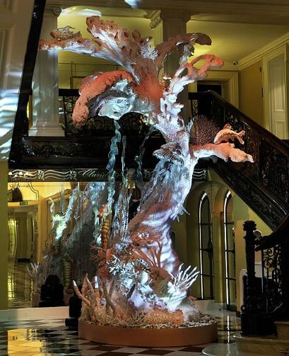 John Galliano diseña el árbol de Navidad del Hotel Claridge's de Londres