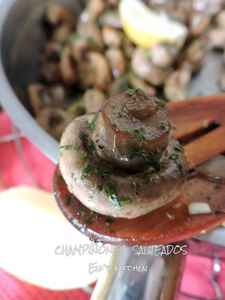 Champiñones salteados al limón y picadillo de ajo y perejil fresco.