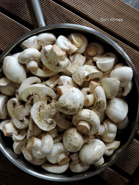 Champiñones salteados al limón y picadillo de ajo y perejil fresco.